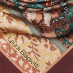 satek-z-hedvabí-v-hnede-barve