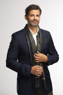 Seda šála pro muže v zelené barvě.