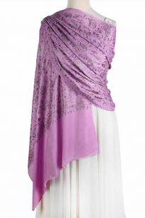 Lilově vyšívaný vlněný šátek
